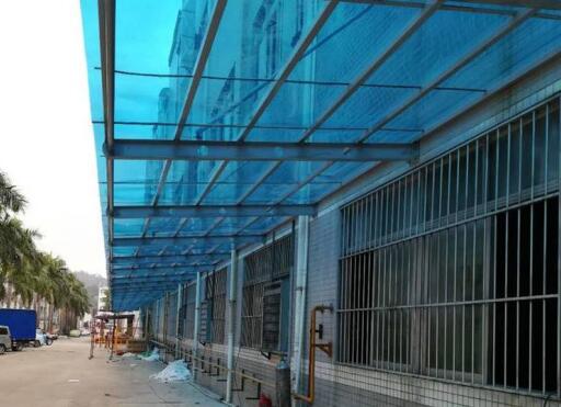 華辦PC耐力板做雨棚有哪些優(yōu)勢？