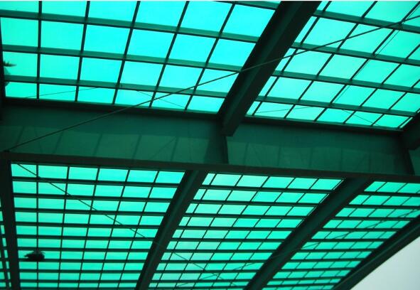 新安裝的PC耐力板為什么會(huì)裂開？