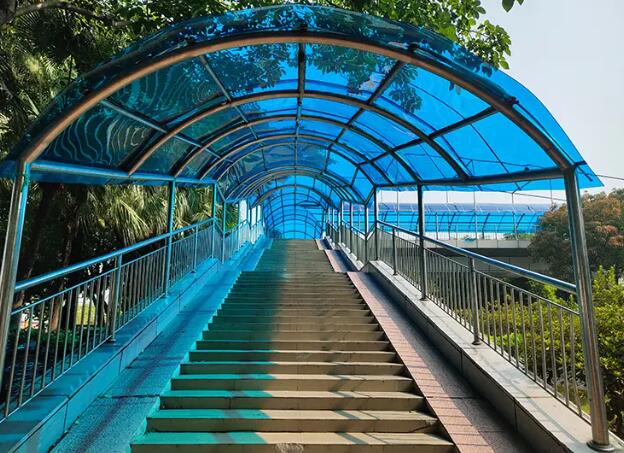 PC耐力板雨棚車棚和玻璃雨棚哪個更好？